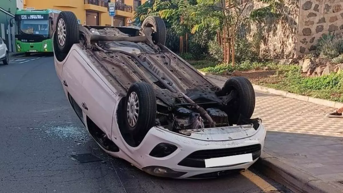 Vuelco de un vehículo en La Laguna cuyo conductor carecía de carnet de conducir